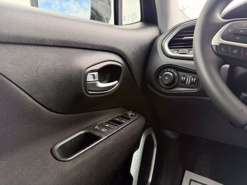 Used 2020 Jeep Renegade Latitude FWD image 29