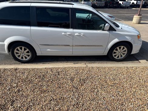 Used 2016 Chrysler Town & Country Touring FWD image 1