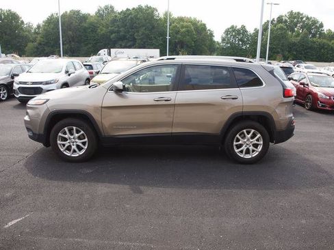 Used 2017 Jeep Cherokee Latitude AWD/4WD image 3