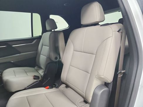 Used 2026 GMC Acadia Elevation w/ Elevation Premium Package FWD image 11