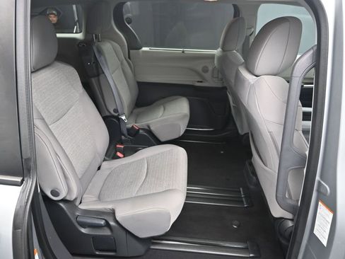 Used 2024 Toyota Sienna LE image 33