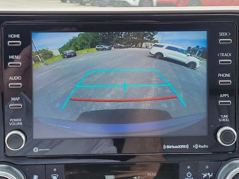 Used 2022 Toyota Highlander XLE AWD/4WD image 31