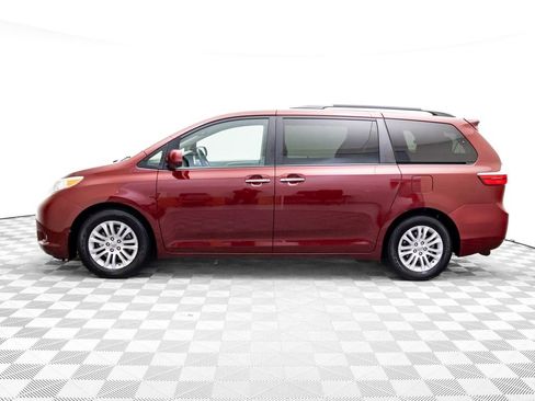 Used 2015 Toyota Sienna XLE image 2