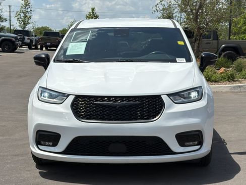 Used 2024 Chrysler Pacifica Limited FWD image 2