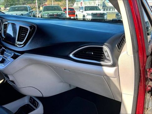 Used 2017 Chrysler Pacifica Touring-L w/ Tire & Wheel Group image 22