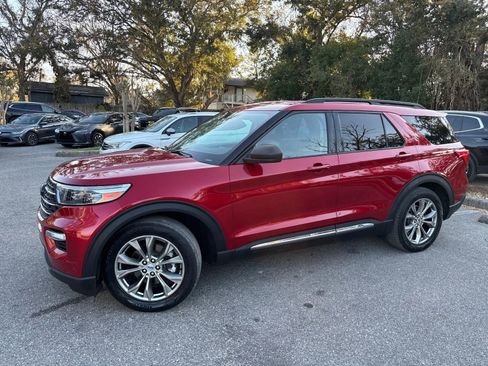 Used 2022 Ford Explorer XLT w/ Equipment Group 202A RWD image 3