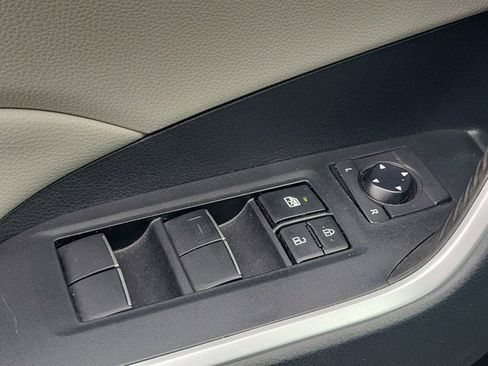 Used 2021 Toyota RAV4 XLE Premium image 30