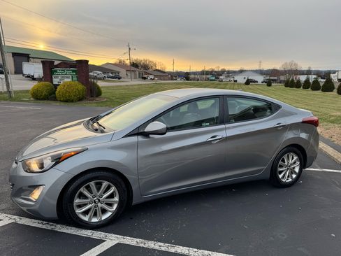 Used 2015 Hyundai Elantra SE w/ Option Group 02 image 4