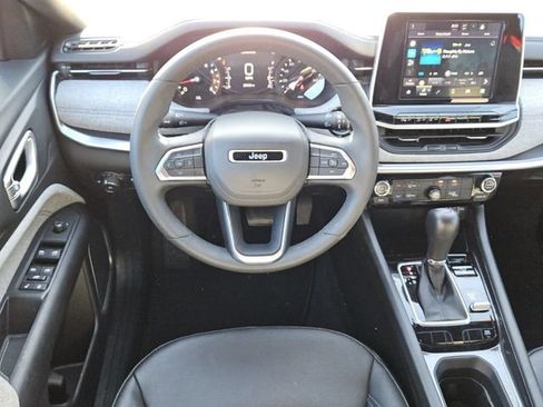 Used 2025 Jeep Compass Latitude AWD/4WD image 12