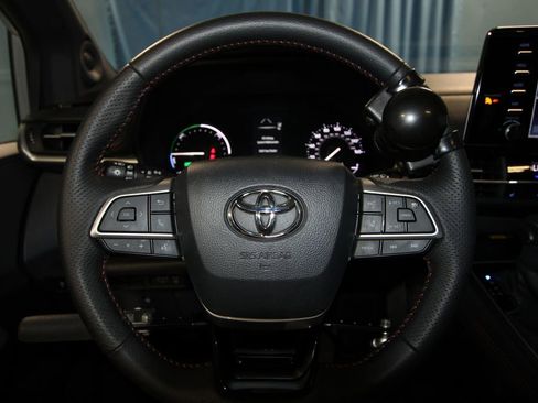 Used 2023 Toyota Sienna XSE image 11