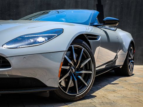 Used 2022 Aston Martin DB11 Volante RWD image 31