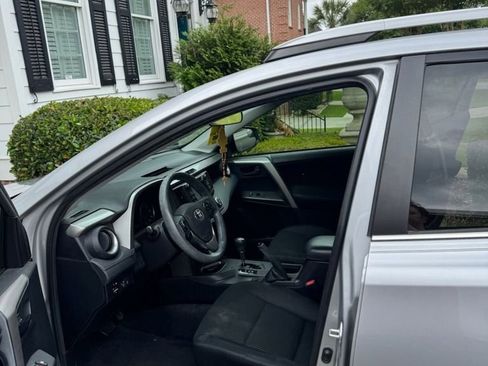 Used 2018 Toyota RAV4 LE FWD image 4