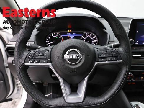 Used 2025 Nissan Altima 2.5 SV FWD image 10