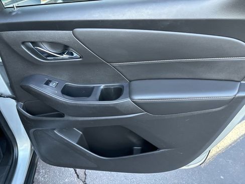 Used 2021 Chevrolet Traverse LT image 30