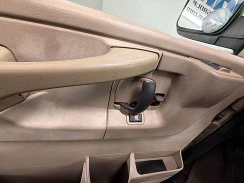 Used 2004 Chevrolet Express 2500 Passenger w/ LS Preferred Equipment Group RWD image 19