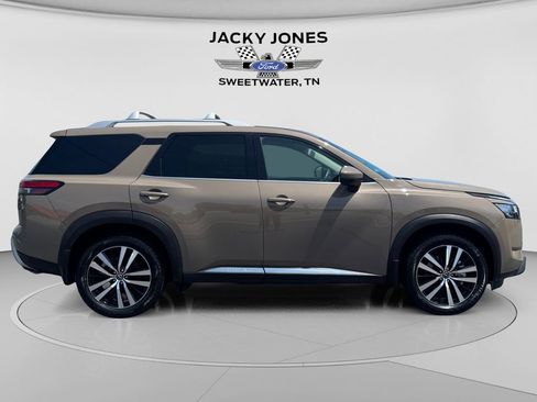 Used 2024 Nissan Pathfinder Platinum w/ Cargo Package AWD/4WD image 6