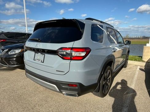 Used 2024 Honda Pilot Touring image 2