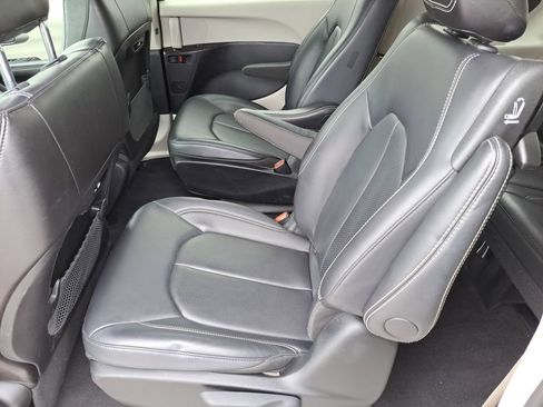 Used 2024 Chrysler Pacifica Limited FWD image 14