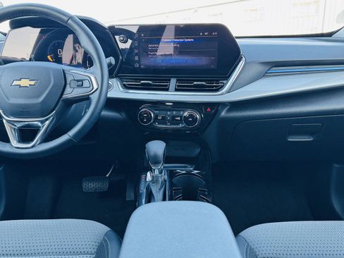 Used 2025 Chevrolet Trax LT w/ LT Convenience Package image 21