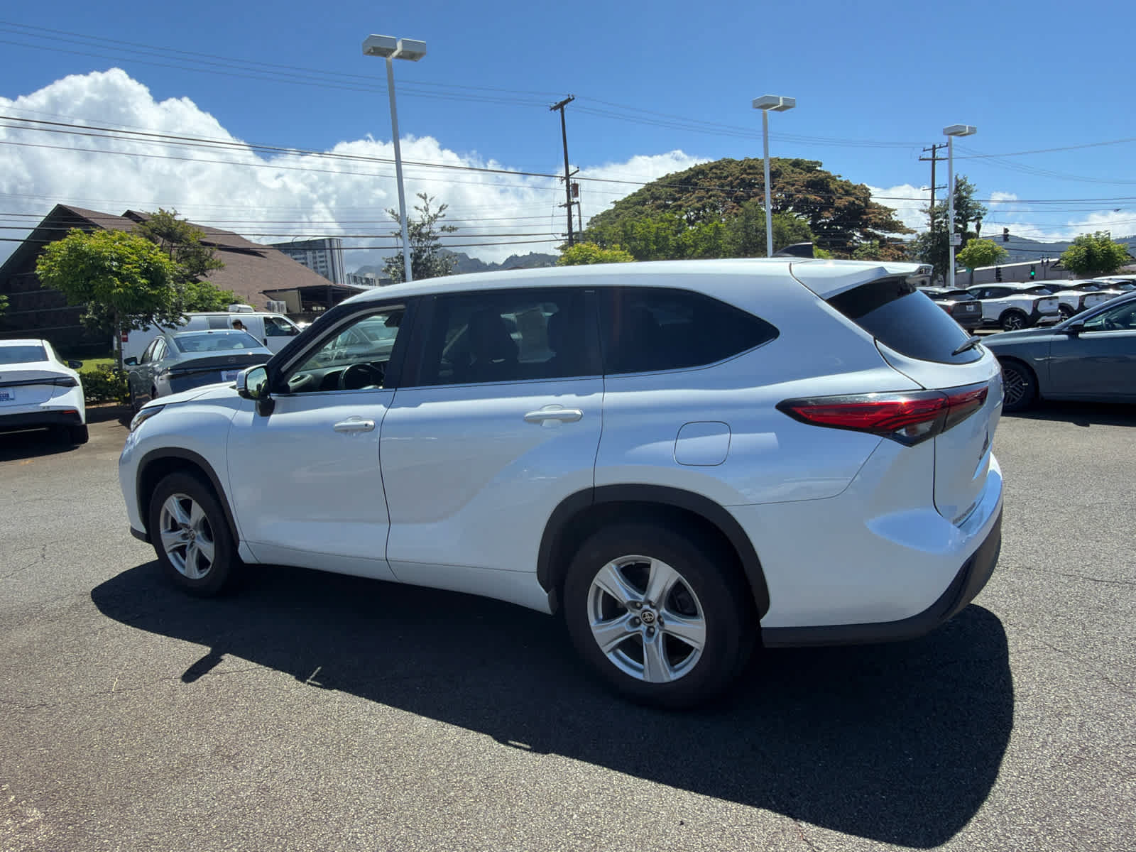 Used 2023 Toyota Highlander LE FWD image 4
