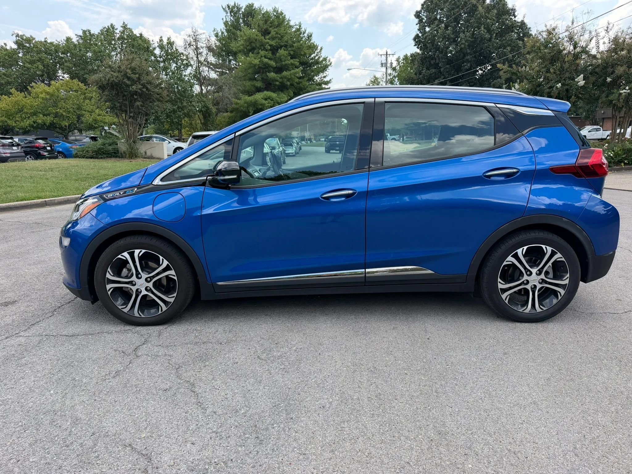 Used 2019 Chevrolet Bolt Premier w/ Infotainment Package FWD image 9