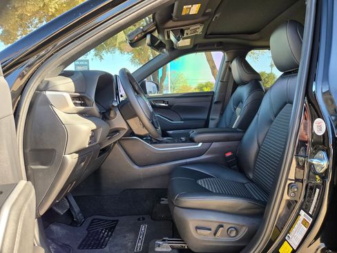 Used 2024 Toyota Highlander XSE image 9