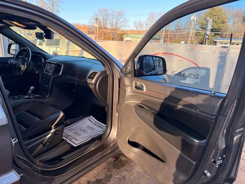 Used 2018 Jeep Grand Cherokee Limited image 24