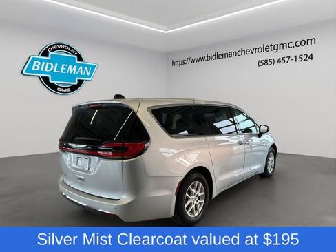 Used 2024 Chrysler Pacifica Touring-L image 8