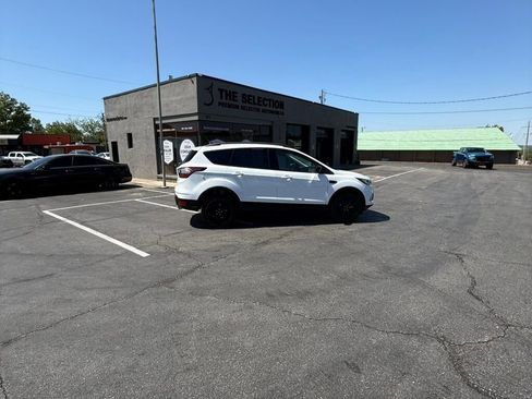 Used 2018 Ford Escape SE w/ SE Sport Appearance Package AWD/4WD image 19