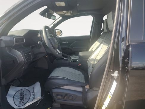 Used 2024 Toyota Tacoma TRD Off-Road image 9