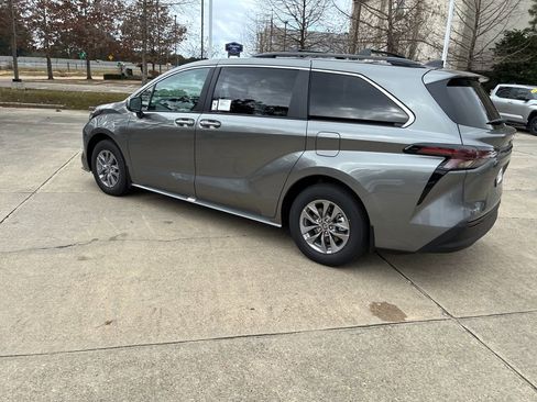 New 2026 Toyota Sienna XLE image 3