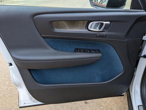 Certified 2024 Volvo XC40 Recharge Plus image 9