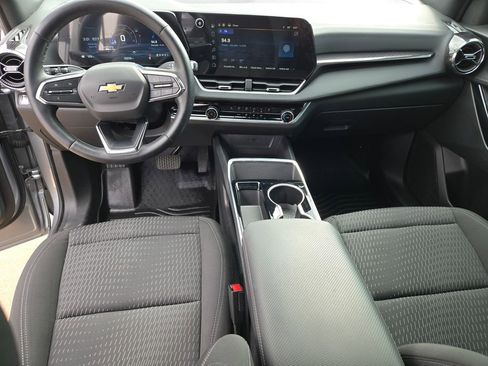 Used 2025 Chevrolet Equinox LT w/ Safety and Technology Package image 8