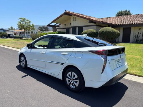 Used 2018 Toyota Prius Four w/ Advanced Technology Package FWD image 11