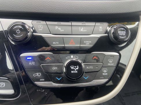 Used 2024 Chrysler Pacifica Touring-L image 28