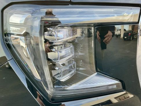 Used 2023 GMC Yukon SLT image 8