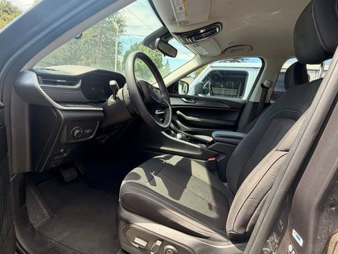 Used 2023 Jeep Grand Cherokee Laredo AWD/4WD image 6