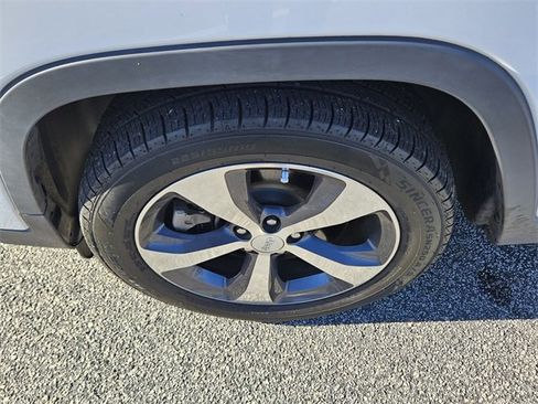 Used 2019 Jeep Cherokee Limited w/ Luxury Group image 18