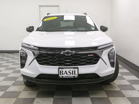 Used 2025 Chevrolet Trax RS FWD image 3