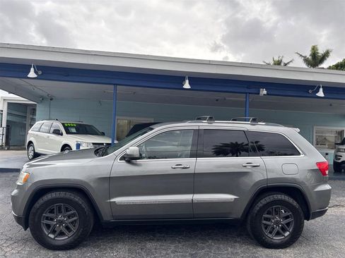 Used 2013 Jeep Grand Cherokee Laredo image 2