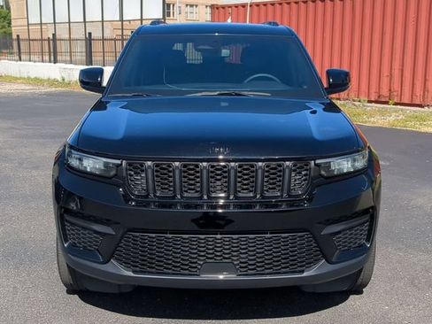 Used 2024 Jeep Grand Cherokee Altitude AWD/4WD image 9