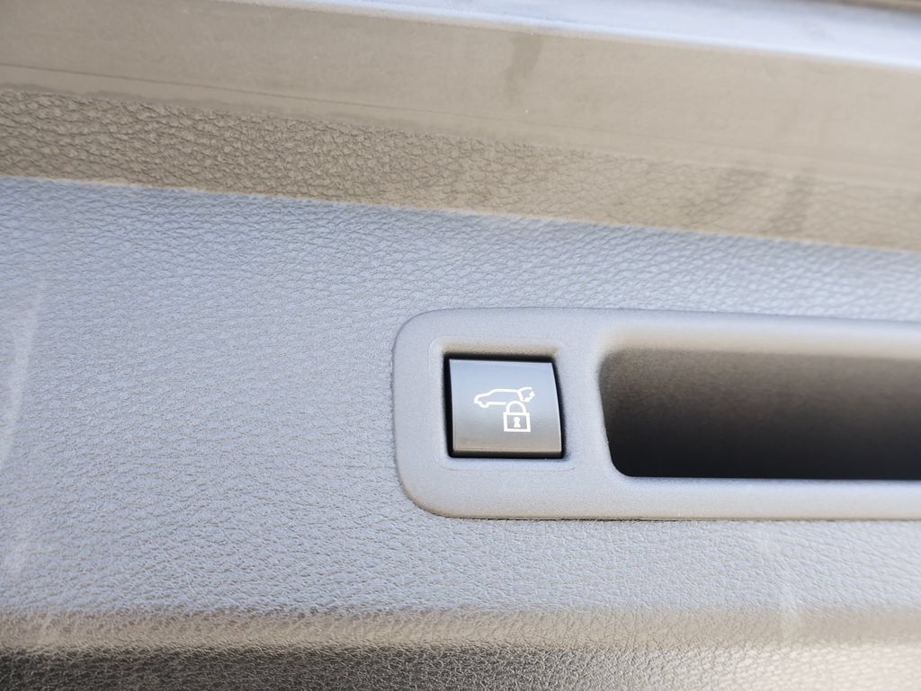 Used 2025 Toyota Sienna Platinum AWD/4WD image 9