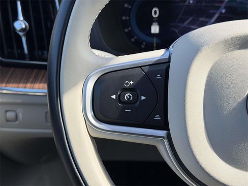 Used 2022 Volvo XC60 B5 Momentum w/ Protection Package Premier image 9