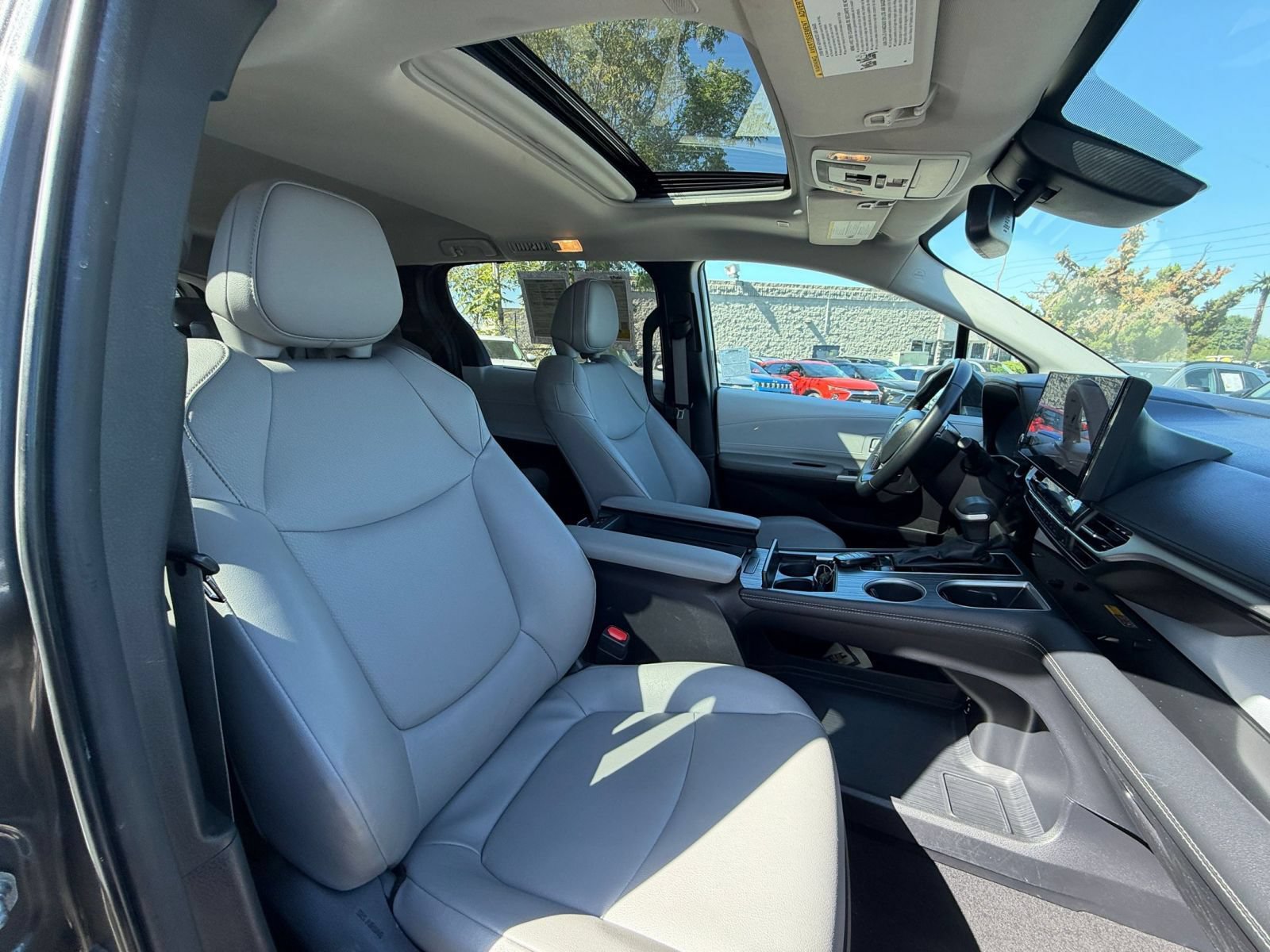 Used 2025 Toyota Sienna XLE FWD image 38