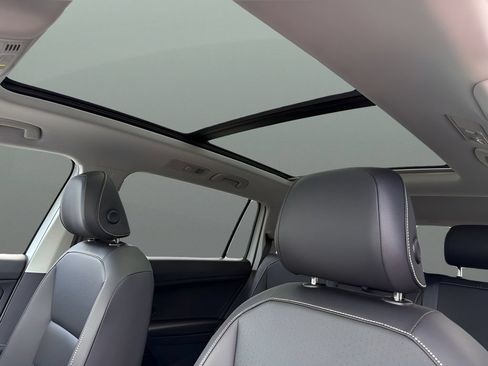 Used 2021 Volkswagen Tiguan SE w/ Panoramic Sunroof Package AWD/4WD image 19
