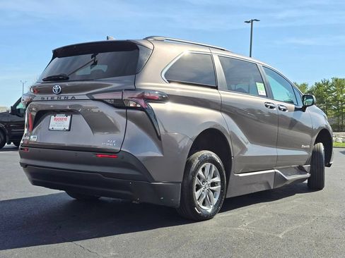 Used 2023 Toyota Sienna XLE w/ XLE Plus Package FWD image 8