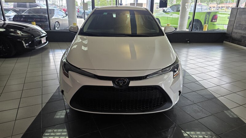 Used 2022 Toyota Corolla LE FWD image 3