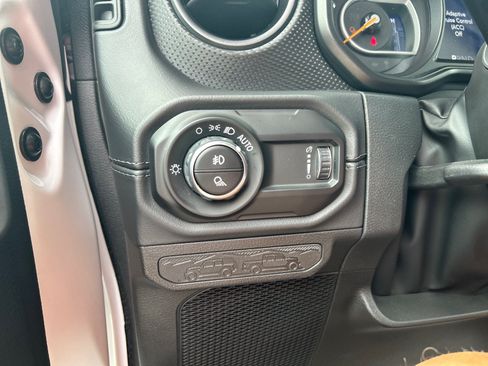 Used 2025 Jeep Gladiator Rubicon AWD/4WD image 16