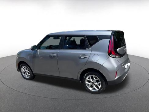 Used 2025 Kia Soul LX w/ LX Technology Package FWD image 10