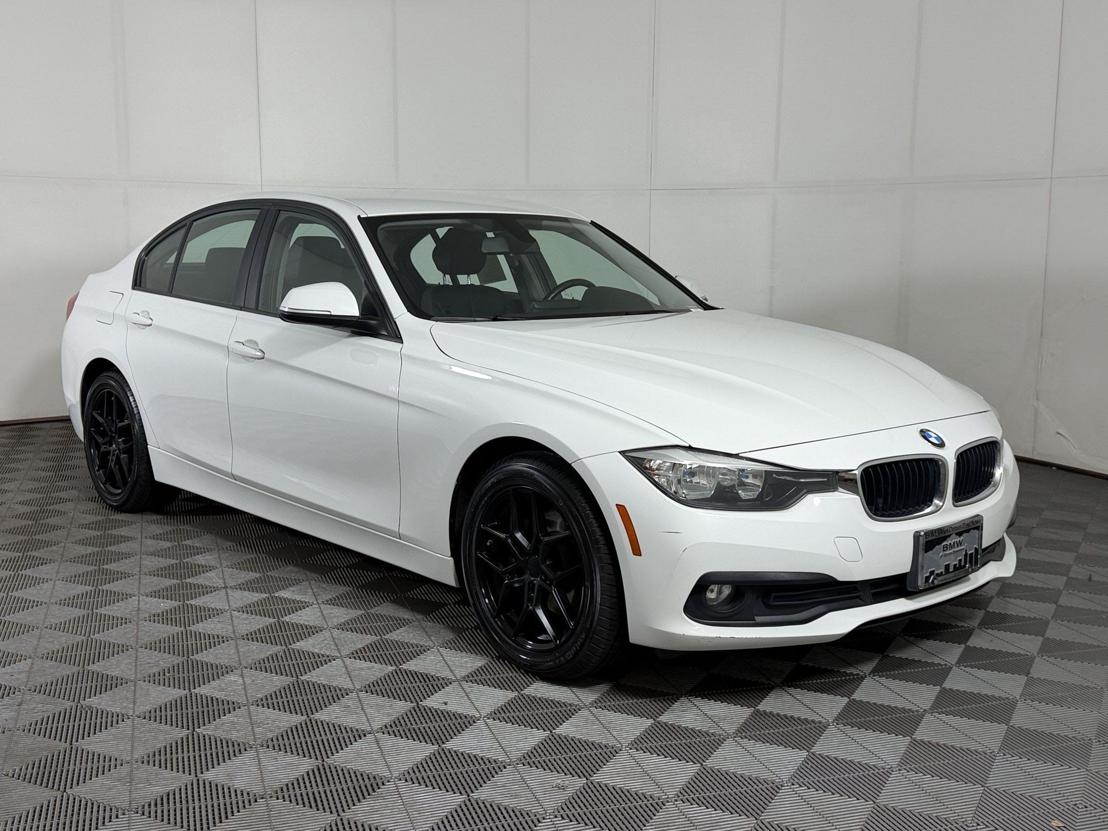 Used 2016 BMW 320i xDrive Sedan AWD/4WD image 7